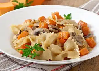 farfalle zucca e funghi serviti in un piatto