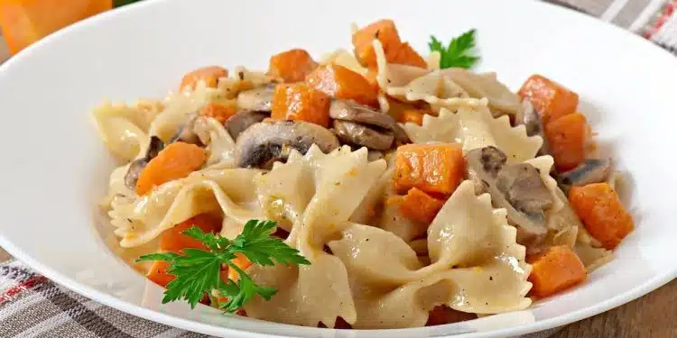 farfalle zucca e funghi serviti in un piatto