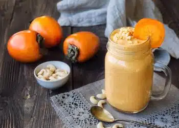 smoothie di cachi e anacardi con yogurt in bicchiere