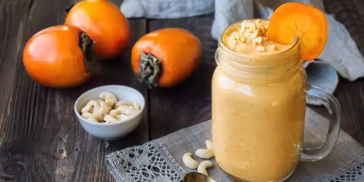 smoothie di cachi e anacardi con yogurt in bicchiere