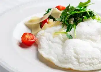 omelette di albumi servita in piatto con verdure