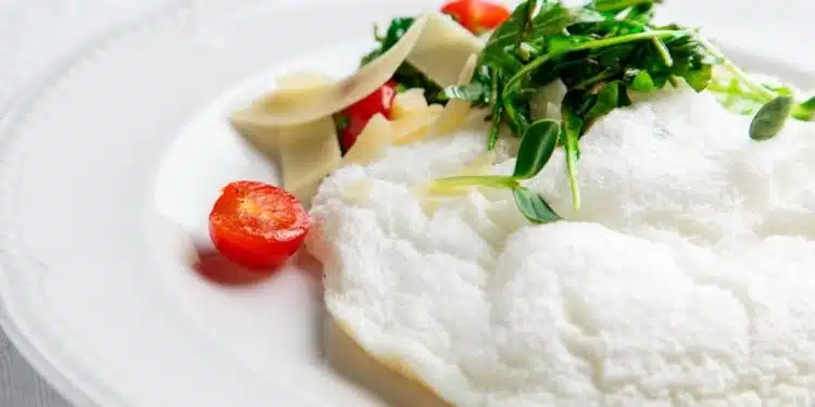 omelette di albumi servita in piatto con verdure
