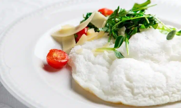omelette di albumi servita in piatto con verdure