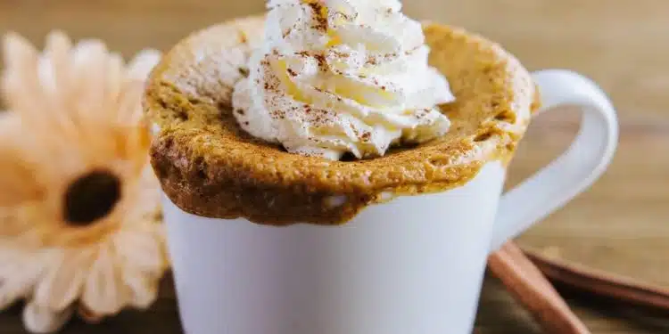 torta di zucca in tazza senza uova con panna