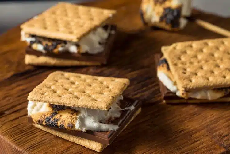 cracker con cioccolato e marshmallow