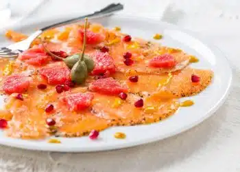 carpaccio di salmone con pompelmo e melograno