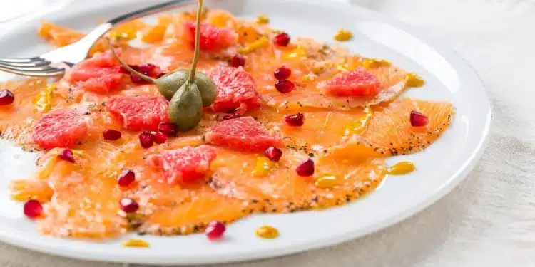 carpaccio di salmone con pompelmo e melograno