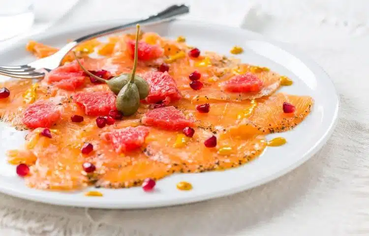 carpaccio di salmone con pompelmo e melograno