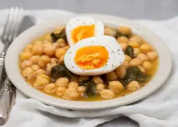 zuppa di ceci con uova sode in piatto