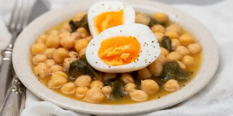 zuppa di ceci con uova sode in piatto