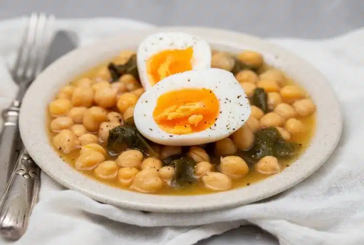 zuppa di ceci con uova sode in piatto