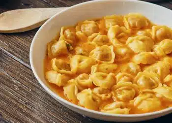 zuppa di tortellini pronti in brodo di pomodoro