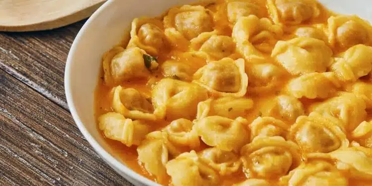 zuppa di tortellini pronti in brodo di pomodoro