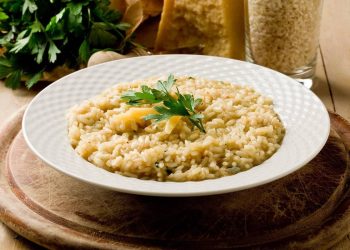 risotto al parmigiano servito nel piatto