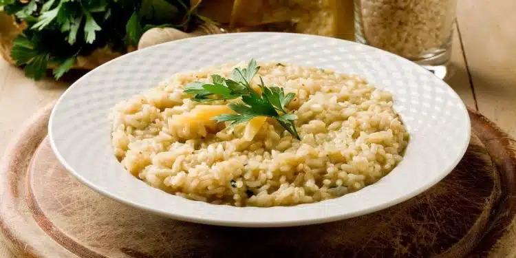 risotto al parmigiano servito nel piatto