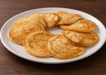 pancake senza lievito serviti in un piatto bianco