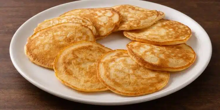 pancake senza lievito serviti in un piatto bianco