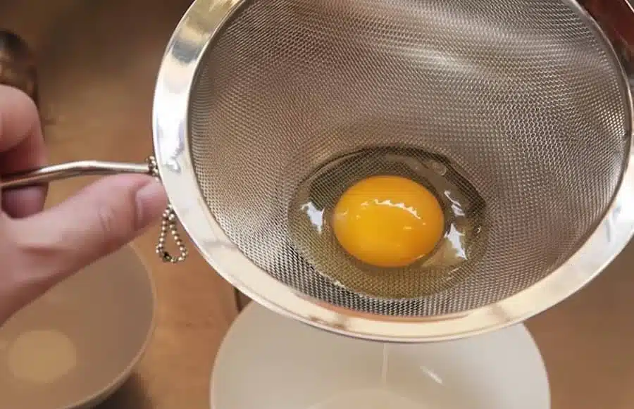 uova fresche nel colino