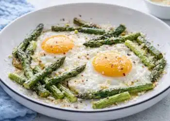 asparagi e uova in padella serviti in piatto