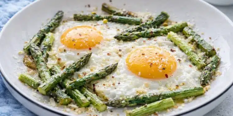 asparagi e uova in padella serviti in piatto
