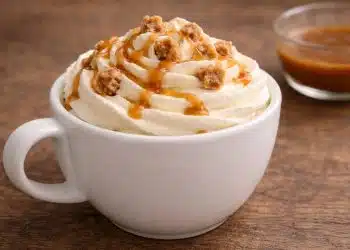 caffè con panna e caramello salato in tazza