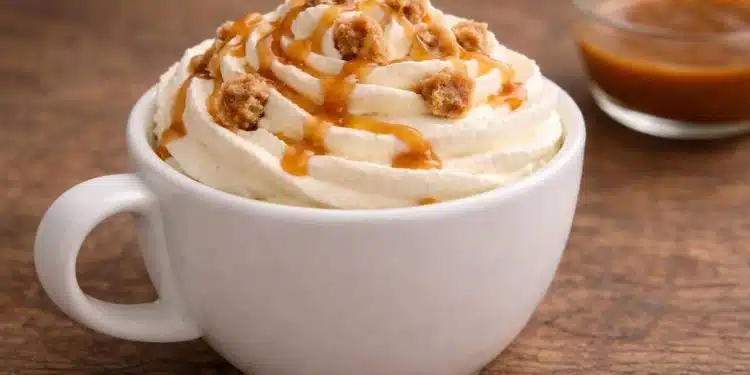 caffè con panna e caramello salato in tazza