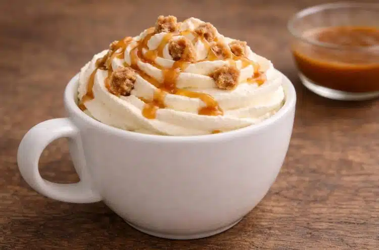 caffè con panna e caramello salato in tazza