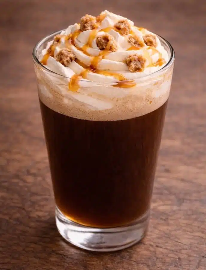 caffè lungo con panna e caramello salato in bicchiere