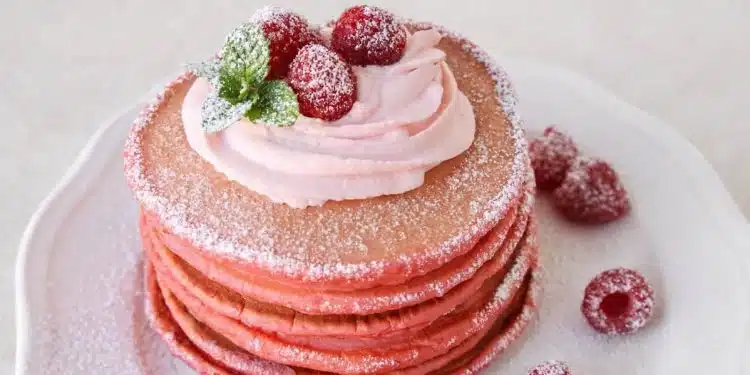 pancake rossi red velvet farciti con crema e lamponi