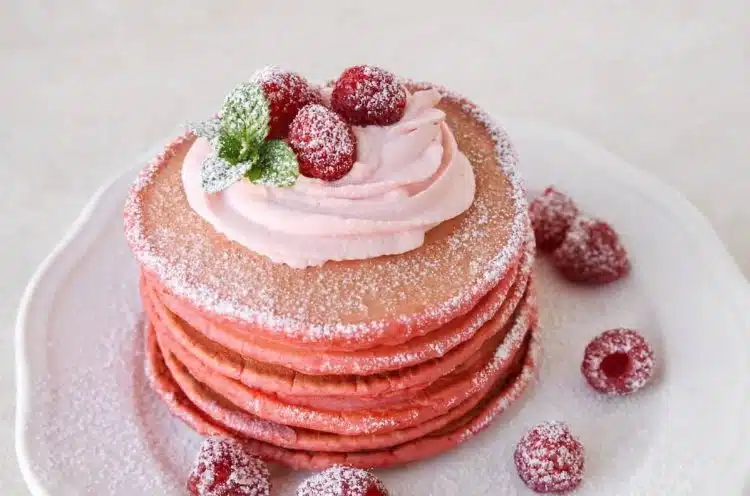 pancake rossi red velvet farciti con crema e lamponi