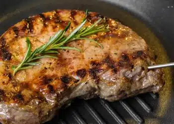 come cuocere una bistecca perfetta in padella o alla piastra