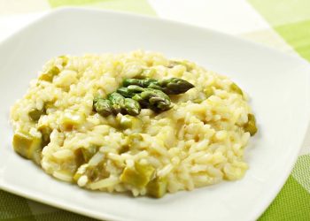 risotto agli asparagi surgelati servito in piatto
