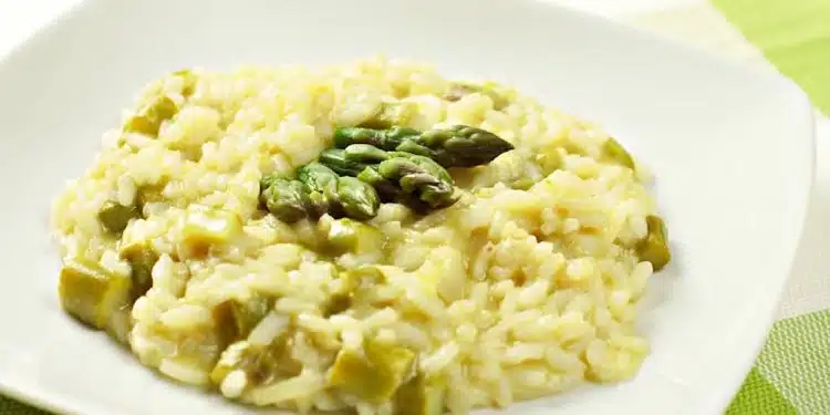 risotto agli asparagi surgelati servito in piatto