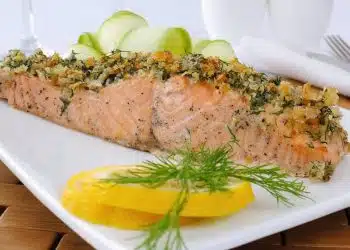 salmone in crosta servito con fette di limone