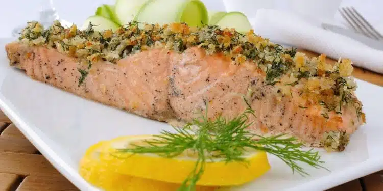 salmone in crosta servito con fette di limone