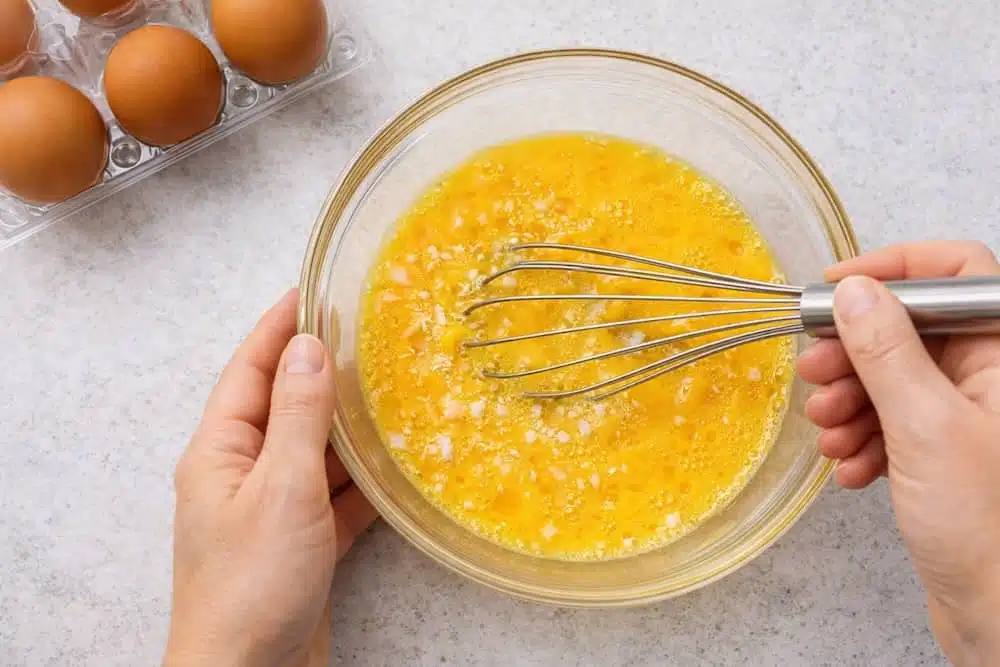 sbattere uova per frittata in padella