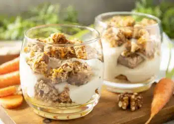 carrot cake in bicchiere con crema leggera e noci