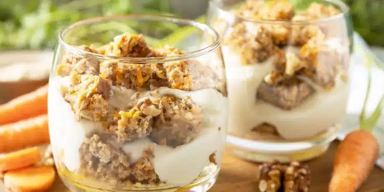 carrot cake in bicchiere con crema leggera e noci