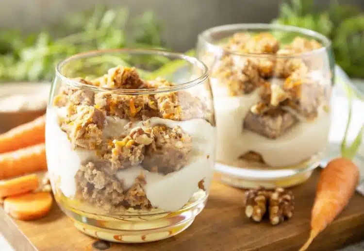 carrot cake in bicchiere con crema leggera e noci