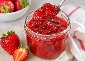 composta di fragole fatta in casa in barattolo