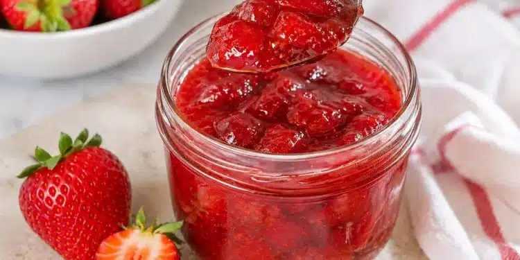 composta di fragole fatta in casa in barattolo