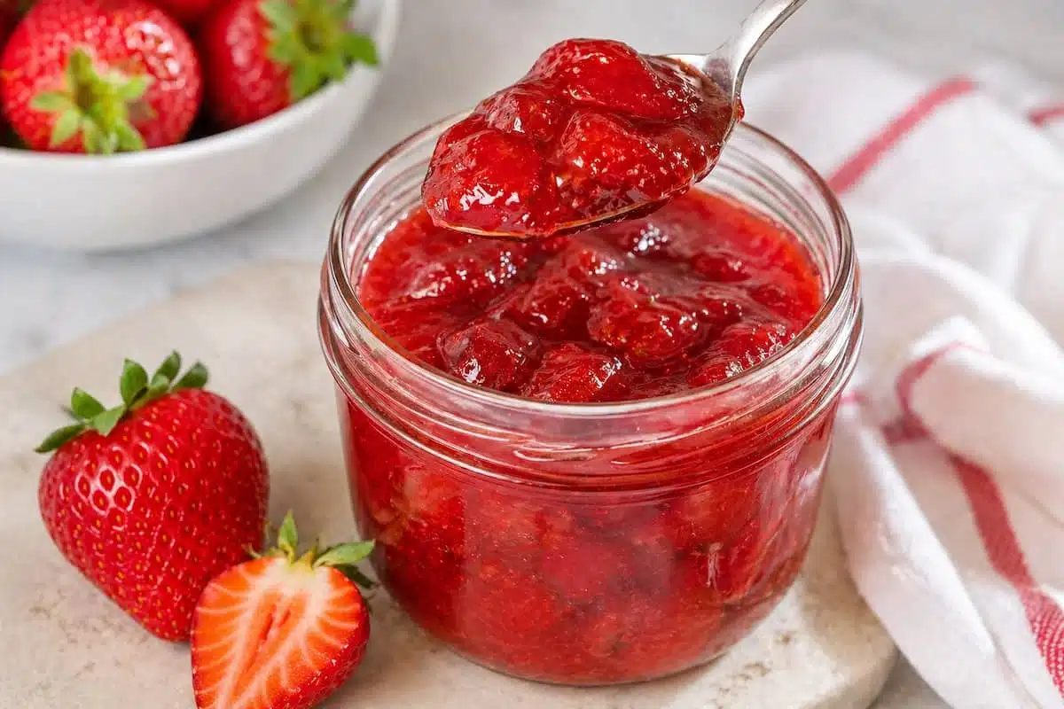 composta di fragole fatta in casa in barattolo