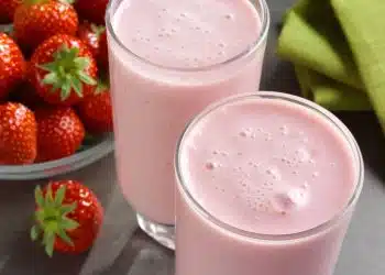 frullato fragole e yogurt denso servito in bicchiere