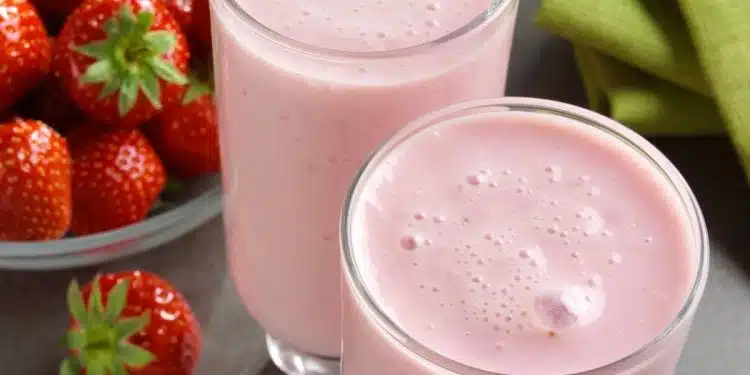 frullato fragole e yogurt denso servito in bicchiere