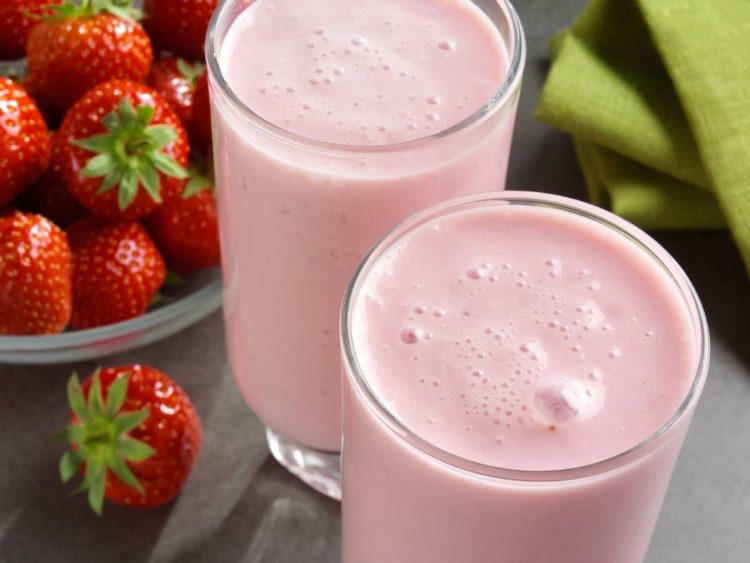 frullato fragole e yogurt denso servito in bicchiere