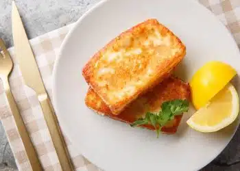 saganaki formaggio fritto greco servito con limone