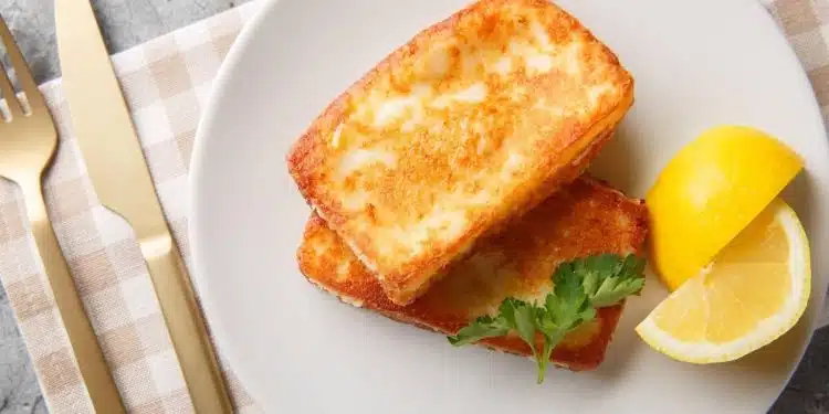 saganaki formaggio fritto greco servito con limone