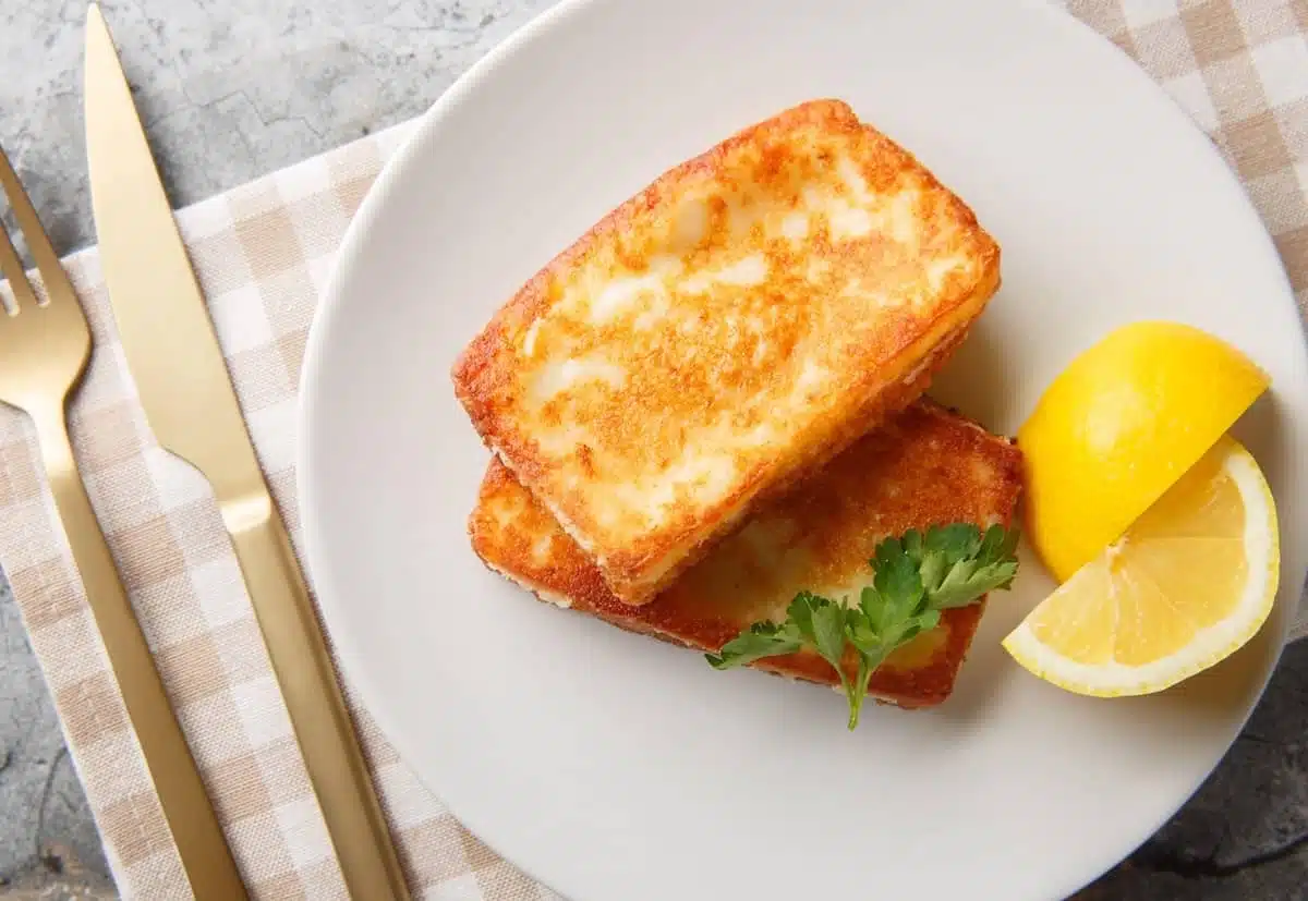 saganaki formaggio fritto greco servito con limone