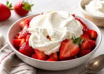 fragole e panna serviti in ciotola
