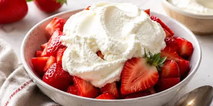 fragole e panna serviti in ciotola